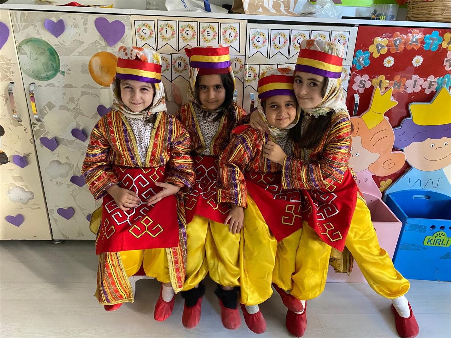 Cesur Anaokulu öğrencileri kültürel etkinlik kıyafetleriyle